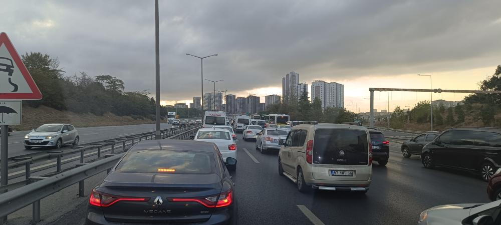 İstanbul'da TEM Otoyolu E-6 Üzerindeki Trafik Sorunu Kaçınılmaz Çile Halini Aldı