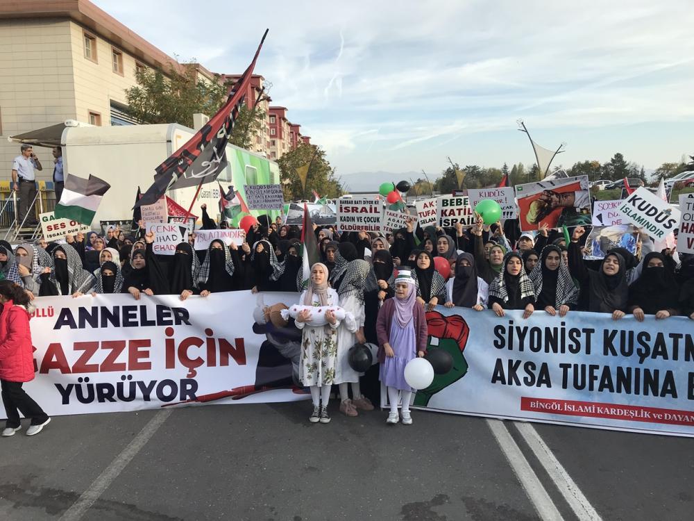 BİNGÖL’DE KADINLAR İSRAİL’İN GAZZE SALDIRISINI PROTESTO ETTİ