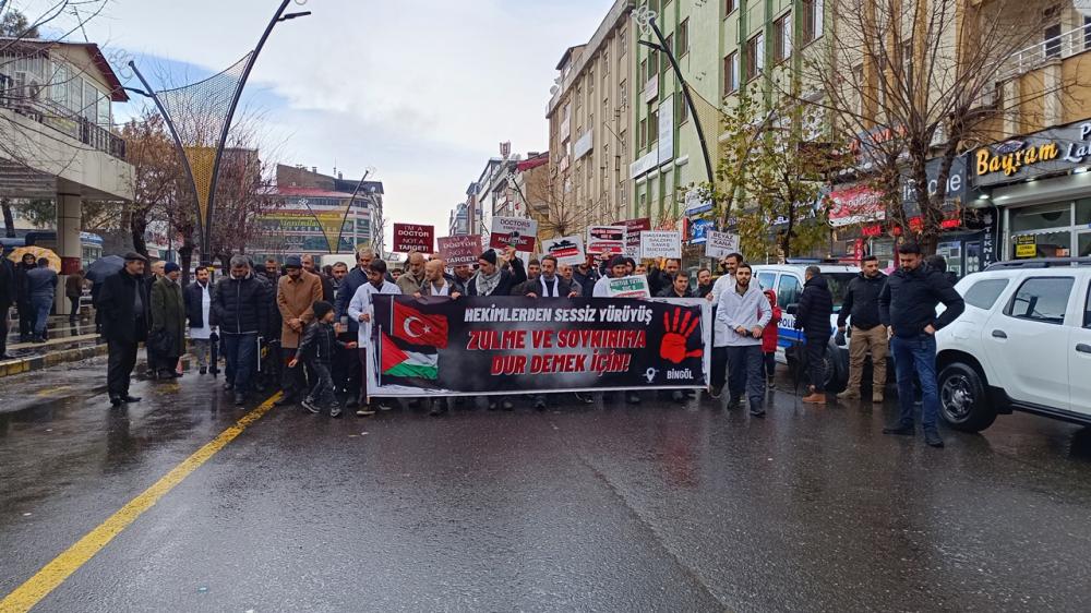 BİNGÖL’DE SAĞLIK ÇALIŞANLARI İSRAİL’İ PROTESTO ETTİ