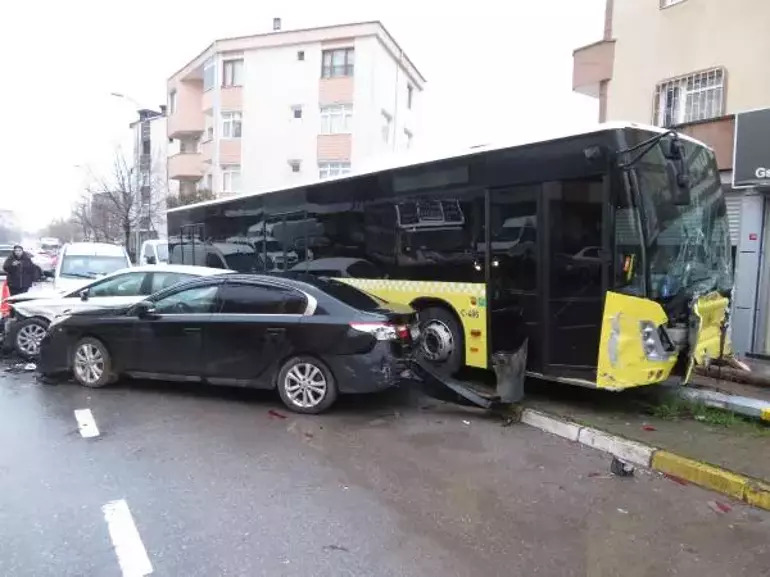 ATAŞEHİR'DE İETT OTOBÜSÜ, 5 ARACA ÇARPARAK DURABİLDİ