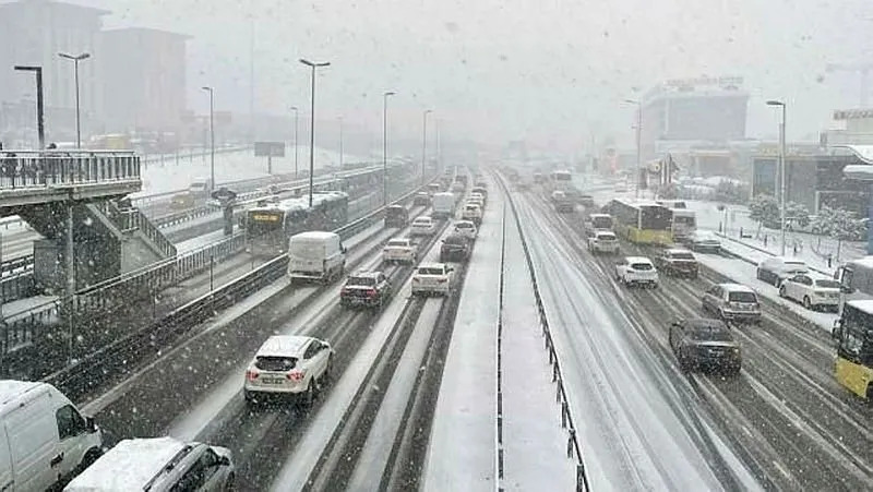 İSTANBUL'DA BEKLENEN KAR YAĞIŞI İÇİN SAAT VERİLDİ