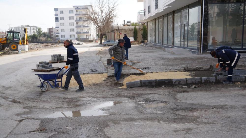 ADIYAMAN'DA BELEDİYE EKİPLERİ KALDIRIM YENİLEME VE DÜZENLEME ÇALIŞMALARINI ARALIKSIZ SÜRDÜRÜYOR