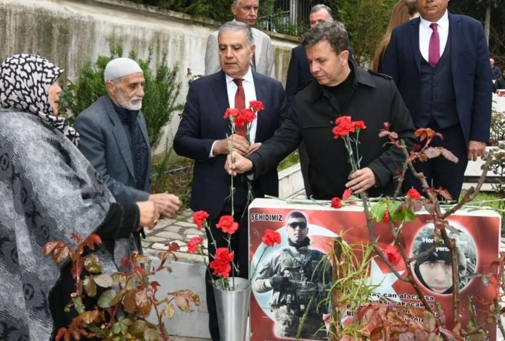 CHP ANTAKYA BELEDİYE BAŞKAN ADAYI DR. HÜSEYİN AKSOY: “GİDECEK ÇOK YOLUMUZ, SÖYLEYECEK ÇOK SÖZÜMÜZ VAR DİYEREK  18 MART ÇANAKKALE ZAFERİ’NİN 109.YILI’NIN ANMA ETKİNLİKLERİNE KATILDI DEMEÇLERDE BULUNDU