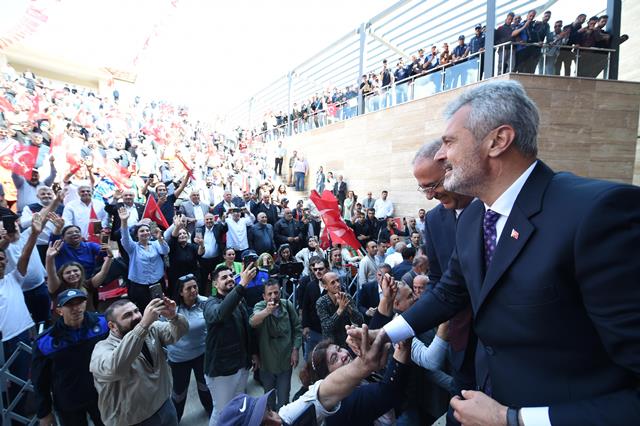 Öntürk, mazbatasını aldıktan sonra EXPO alanında coşkulu bir kalabalık ile kucaklaştı.