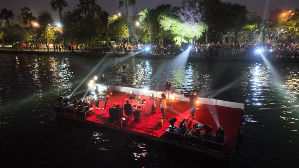 NEHİR ÜZERİNDE VOLEYBOL, TENİS VE KONSER