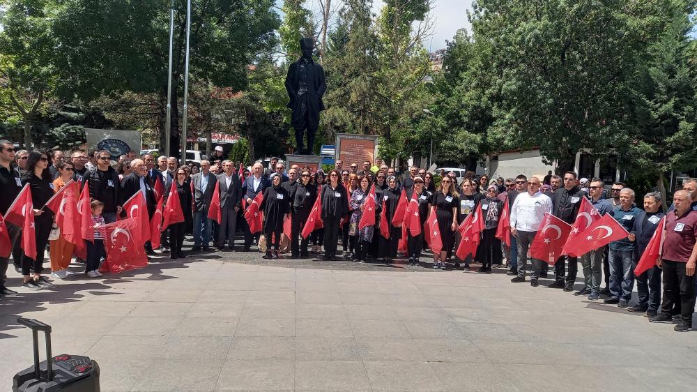 SENDİKALARDAN, OKUL MÜDÜRÜNÜN ÖLDÜRÜLMESİNİN AKABİNDE, PROTESTOLAR GELDİ.