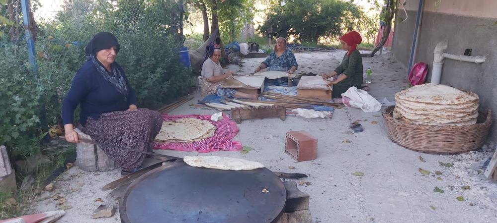 OSMANYE'DE SICAK HAVA ŞARTLARINA RAĞMEN ATEŞİN BAŞINDA  YUFKA EKMEK PİŞİRME GELENEĞİNİ SÜRDÜRÜYORLAR.