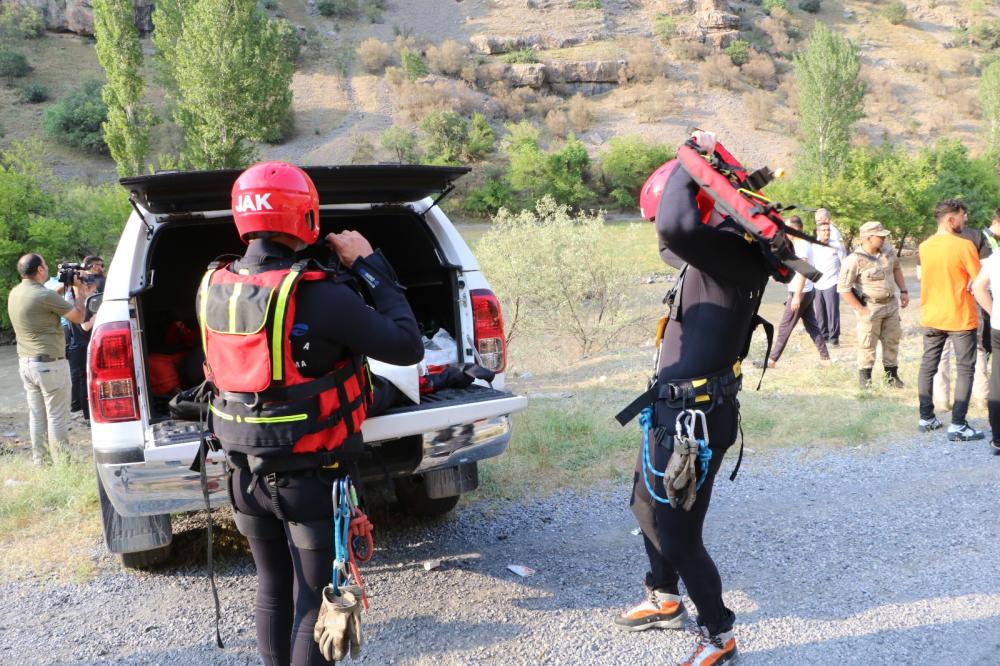 HAKKARİ ZAP SUYUNA ARAÇ UÇTU