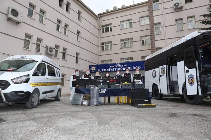 Konya Polisin'den Örnek Davranış, Yere Düşen Bayrağı Hızla Kaldırdı