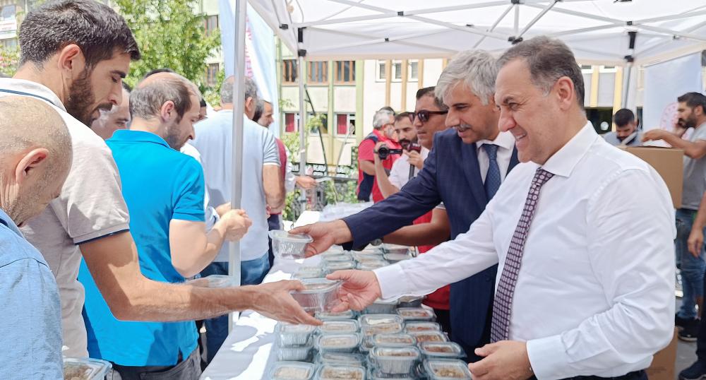 BİNGÖL’DE CUMA NAMAZI ÇIKIŞINDA AŞURE DAĞITILDI