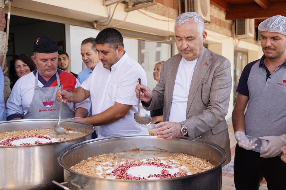 KEMALPAŞA'DA AŞURE BEREKETİ PAYLAŞILDI