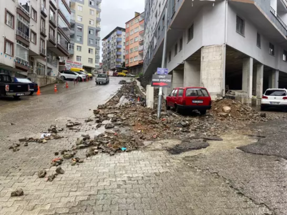 RİZE’DE SAĞANAK PARKE TAŞLARINI SÖKTÜ