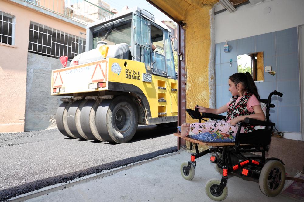 CAM KEMİK HASTASI KÜÇÜK KIZIN ASFALT YOL TALEBİNE BAŞKAN YALÇIN’DAN HIZLI CEVAP