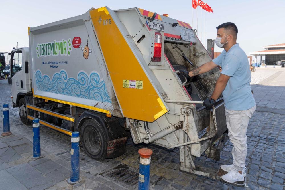 İzmir’in Temizlik Araçları Her Gün 22 Bin Kilometre Yol Kat Ediyor: 2 Günde Bir Dünya Turu