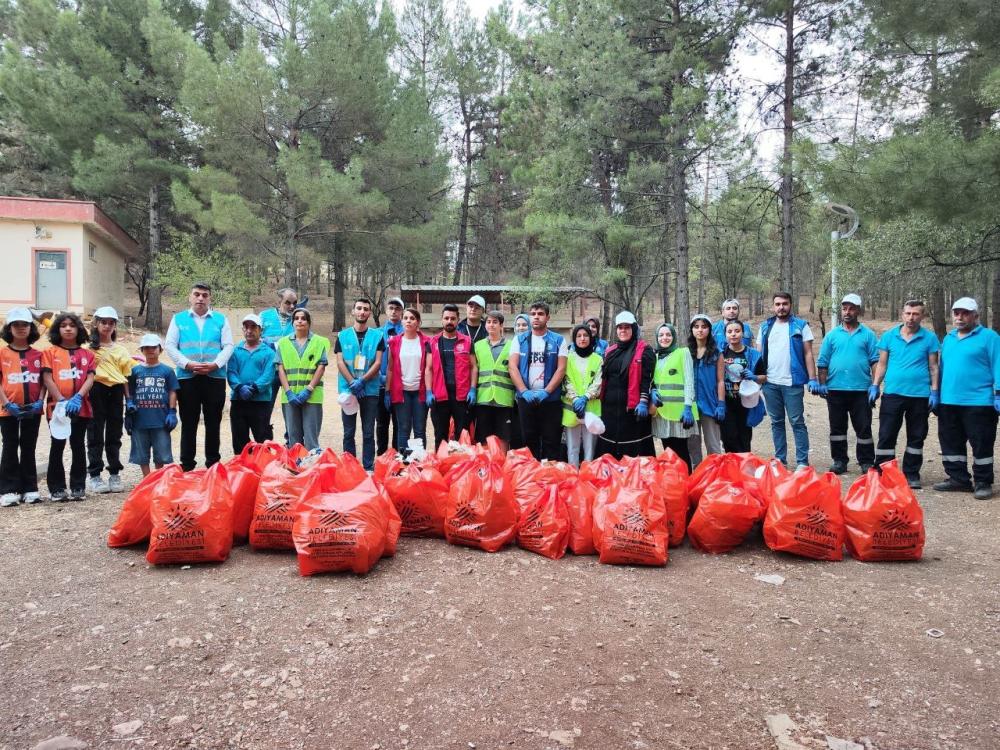 ADIYAMAN BELEDİYESİ VE GÖNÜLLÜLERDEN ALİ DAĞI MESİRE ALANINDA TEMİZLİK ÇALIŞMASI