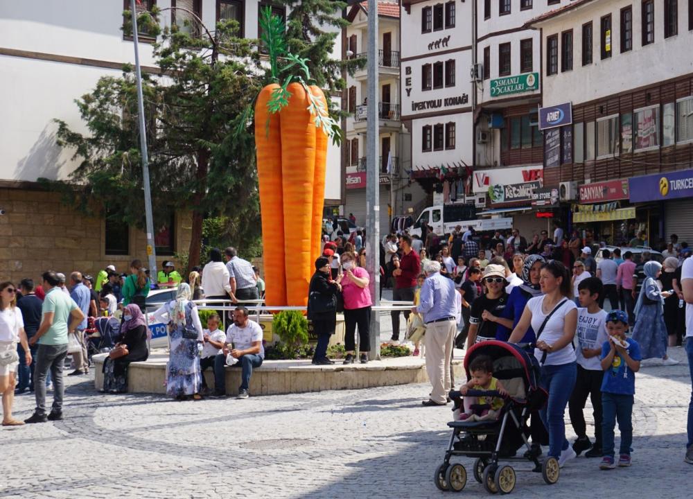 BEYPAZARI’NDA HAVUÇ HEYKELİ KALDIRILDI, YERİNE TILSIM HEYKELİ KONULDU