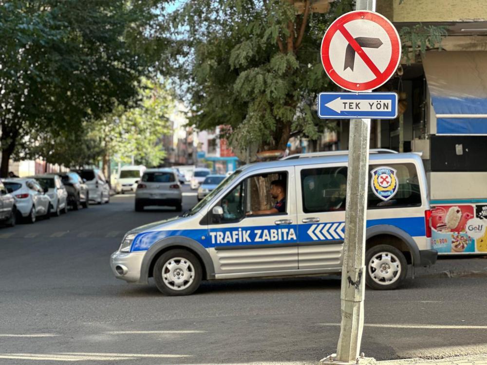 BİNGÖL’DE HÜRRİYET CADDESİ TEK YÖN OLDU: PARK YASAĞI GETİRİLDİ