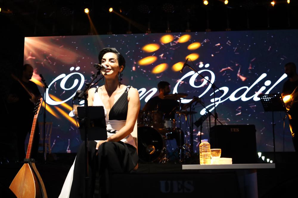 Alaşehir Yeşilyurt Üzüm Festivali’nde Özlem Özdil’den Unutulmaz Konser