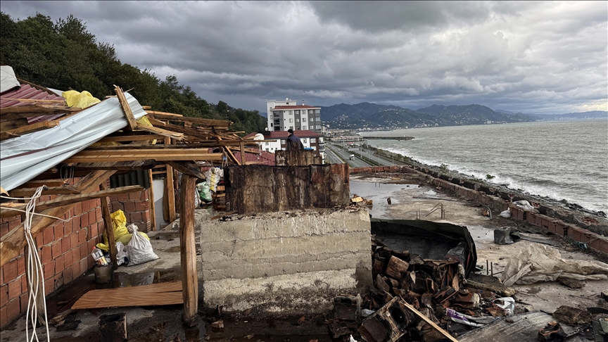 Rize Çayeli'nde Kıyıya Ulaşan Hortum Bina Çatısını Uçurdu, Balık Çiftliği Zarar Gördü