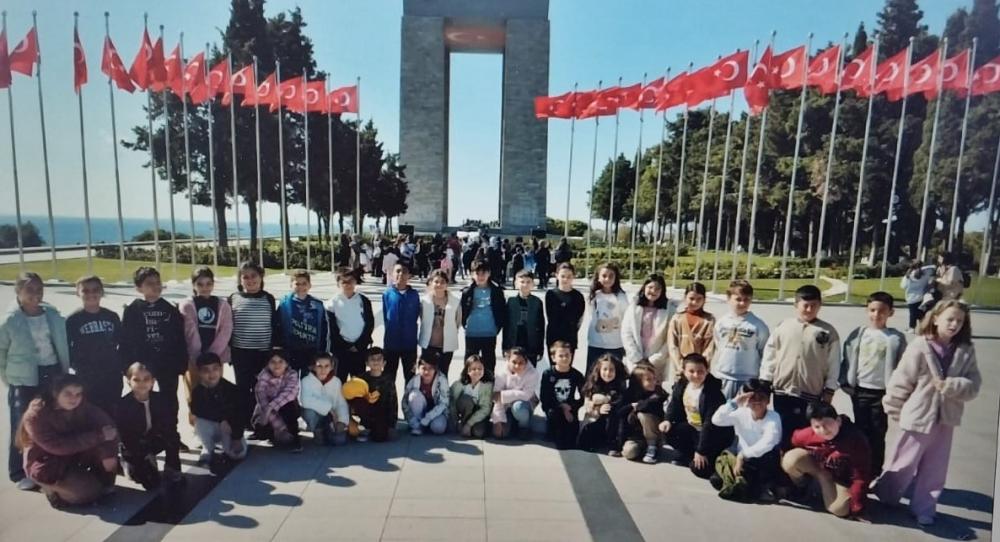 ÇANAKKALE ŞEHİTLİKLERİNE ANLAMLI GEZİ: GELİBOLU ÖĞRENCİLERİ TARİHİ YERİNDE ÖĞRENDİ