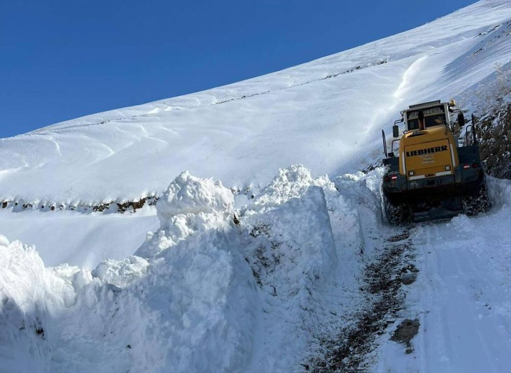 HAKKARİ'DE 1 METREYİ BULAN KAR YAĞIŞI: YOL AÇMA ÇALIŞMALARI DEVAM EDİYOR