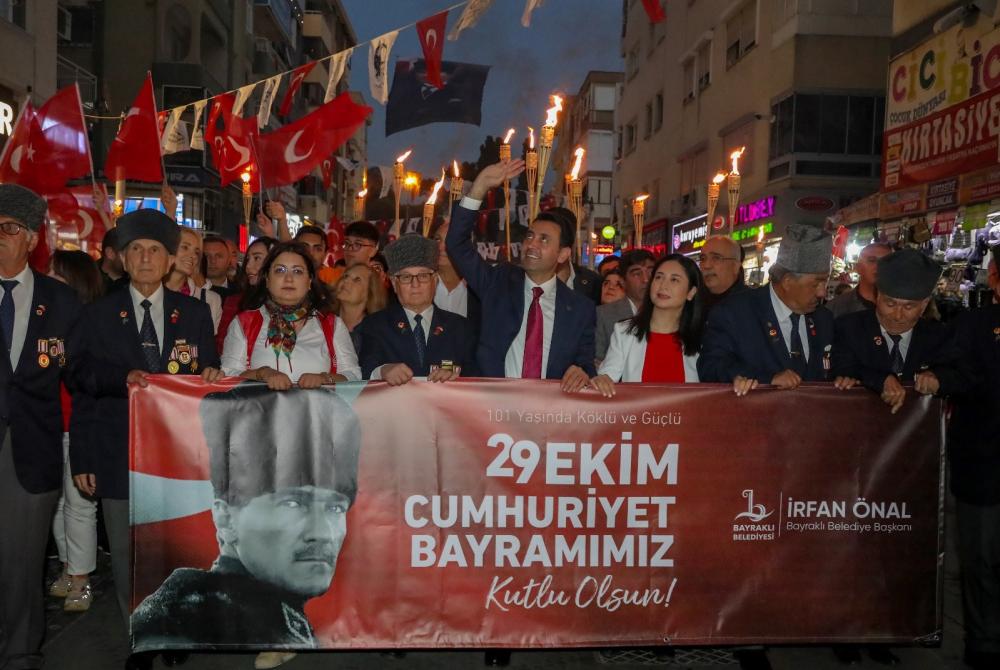 BAYRAKLI’DA CUMHURİYET'İN 101. YILINDA MEŞALELİ COŞKU