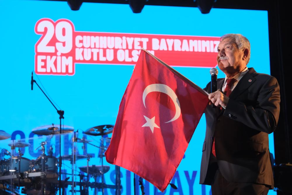 ADANA’DA CUMHURİYET COŞKUSU: ON BİNLER UĞUR MUMCU MEYDANI’NDA BULUŞTU