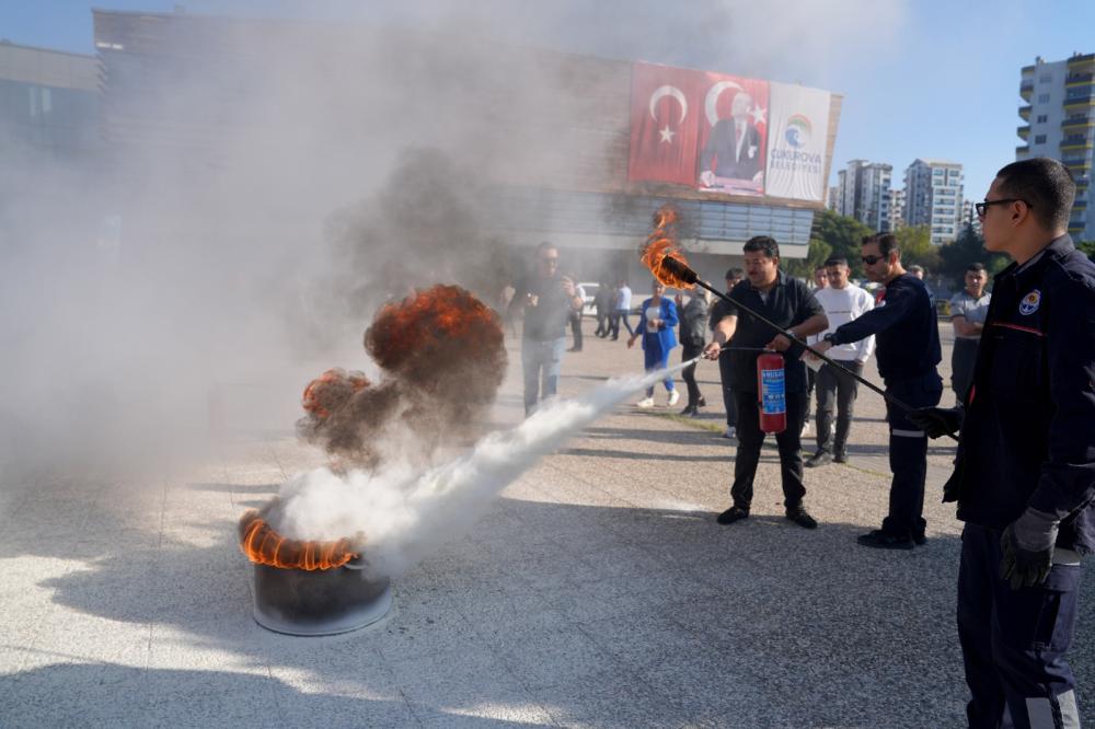 ÇUKUROVA BELEDİYESİ'NDEN PERSONELİNE YANGIN EĞİTİMİ VE TATBİKAT