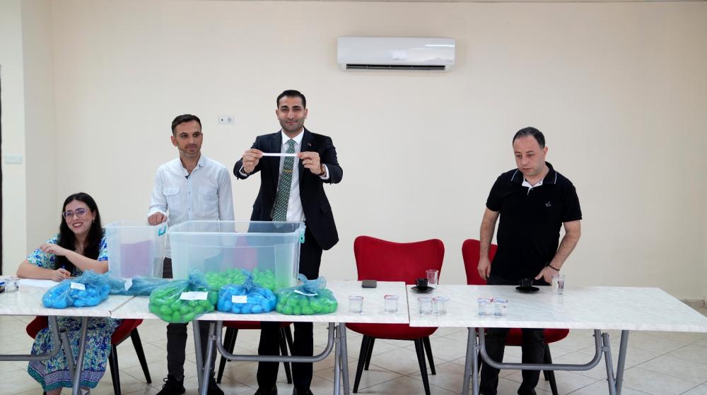 ÇOCUKLAR NOTER HUZURUNDA KURA İLE BELİRLENDİ