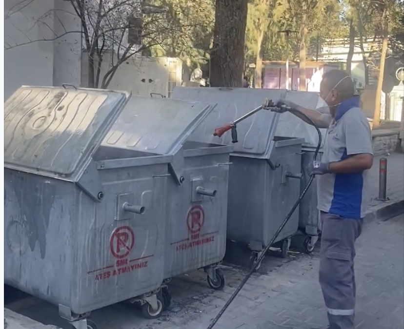 BORNOVA BELEDİYESİ’NDEN SİNEK VE HAŞEREYE KARŞI ETKİN MÜCADELE