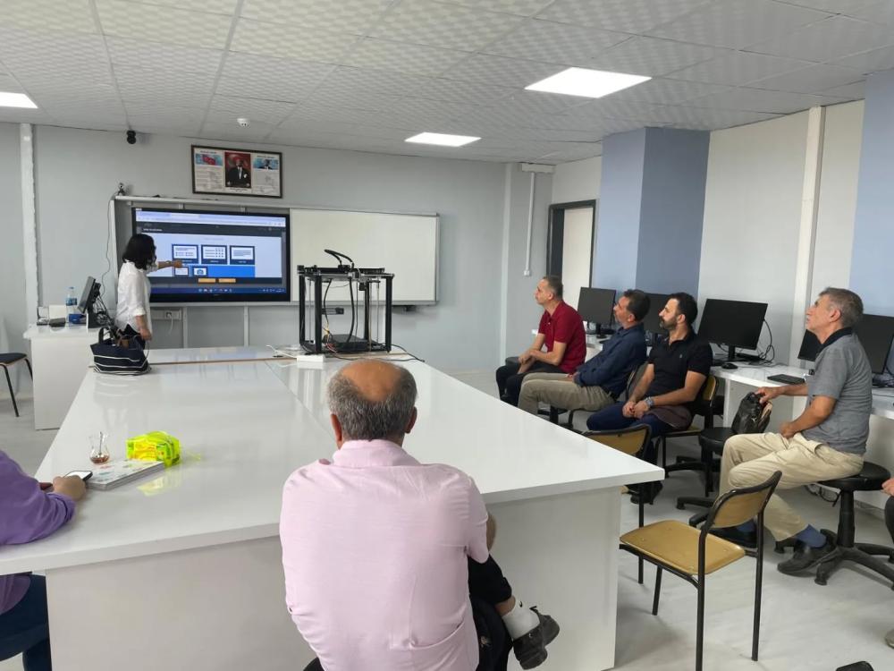 EĞİTİMDE DİJİTAL DÖNÜŞÜM HIZ KESMİYOR: AR-GE BİRİMİYLE DİJİTAL PLATFORMLAR ÖĞRETMENLERLE BULUŞUYOR