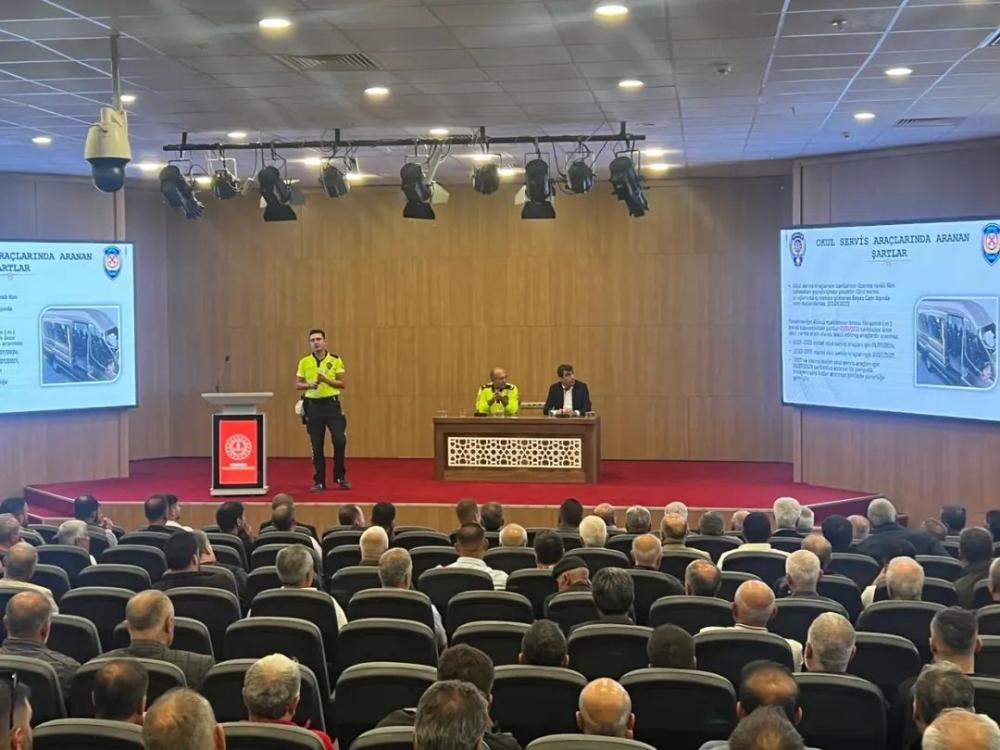 SERVİS ŞOFÖRLERİNE BİLGİLENDİRME TOPLANTISI YAPILDI