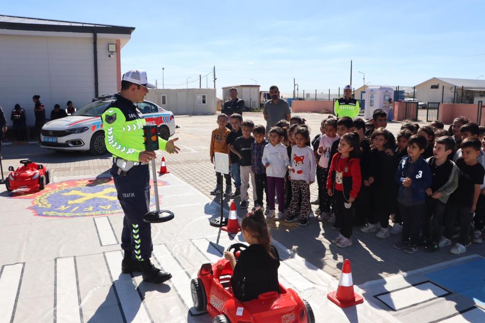 ADIYAMAN JANDARMASINDAN ÖĞRENCİLERE TRAFİK EĞİTİMİ