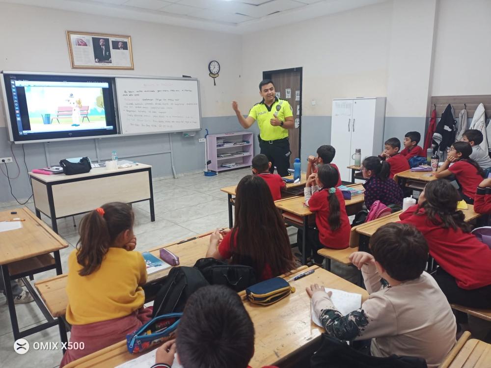 GÖLBAŞI’NDA ÖĞRENCİLERE GÜVENLİ İNTERNET VE TRAFİK EĞİTİMİ