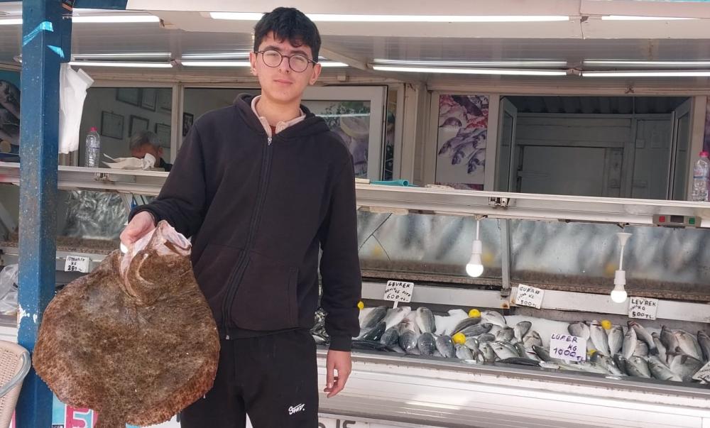 GELİBOLU’DA BABA-OĞULUN OLTASINA 3 KİLOLUK KALKAN TAKILDI