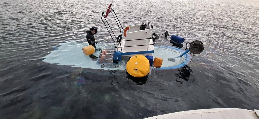 GELİBOLU’DA BATAN BALIKÇI TEKNESİ ÇIKARTILDI