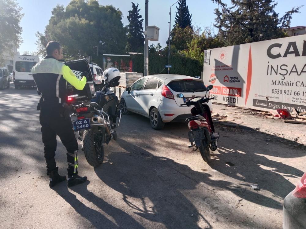 ADIYAMAN\'DA EHLİYETSİZ VE KASKSIZ SÜRÜCÜYE 19.200 TL CEZA