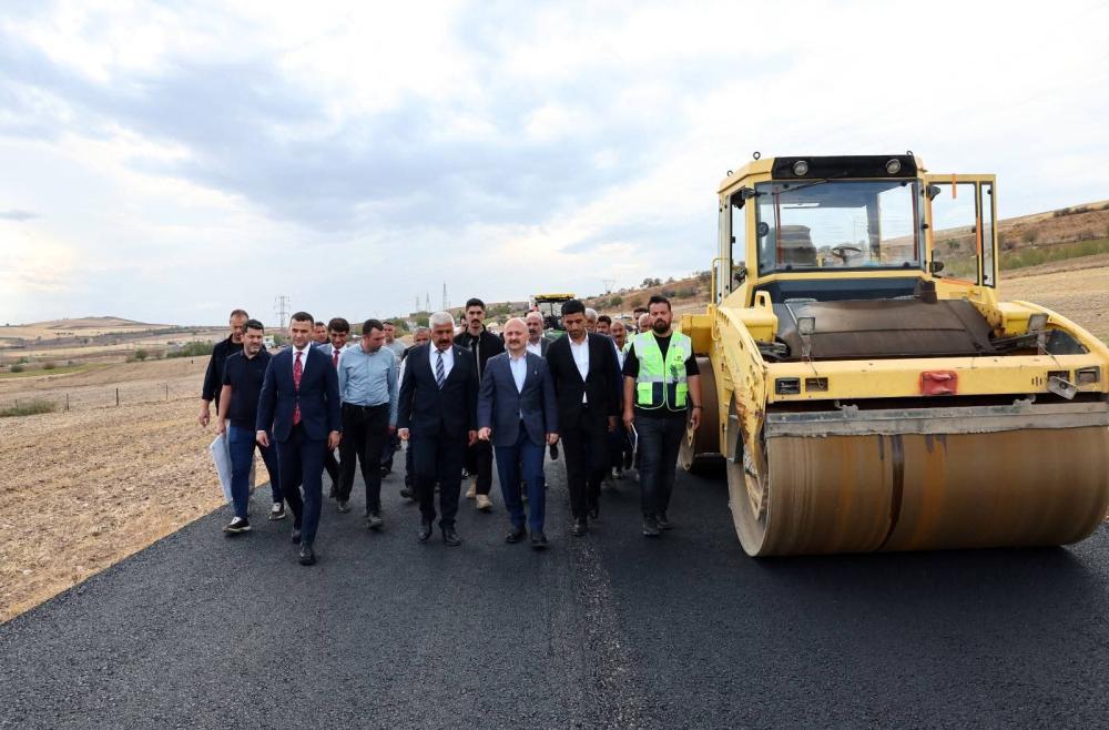 KÖY YOLLARINDA İLK KEZ SICAK ASFALT DÖNEMİ BAŞLADI