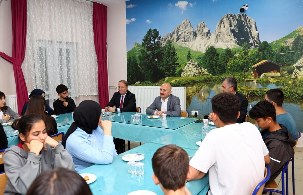 VALİ DR. OSMAN VAROL FEN LİSESİ ÖĞRENCİLERİYLE AYNI SOFRADA BULUŞTU