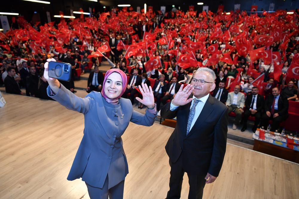 BAŞKAN BÜYÜKKILIÇ, BAKAN GÖKTAŞ İLE BİRLİKTE ÖĞRENCİLERE BİN 782 KAYNAK KİTAP SETİ DAĞITTI