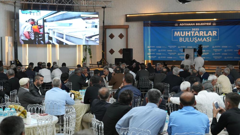 BAŞKAN TUTDERE MUHTARLARLA BİR ARAYA GELDİ: “ÖNCELİĞİMİZ KÖYÜYLE, KENTİYLE ADIYAMAN HALKIDIR”