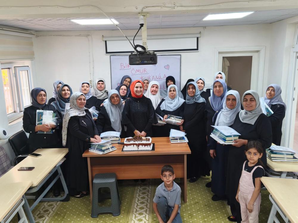 ÖNCELLER KUR’AN KURSU ÖĞRENCİLERİNE KUR’AN-I KERİM VE HEDİYELER TAKDİM EDİLDİ