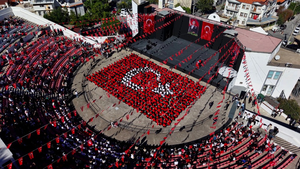LÂL DENİZLİ: CUMHURİYET, ÖZGÜRLÜĞÜN VE EŞİTLİĞİN ADIDIR