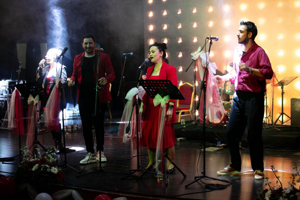 GÜZELBAHÇE’DE 102. YIL COŞKUSU KORTEJ VE KONSERLE KUTLANDI