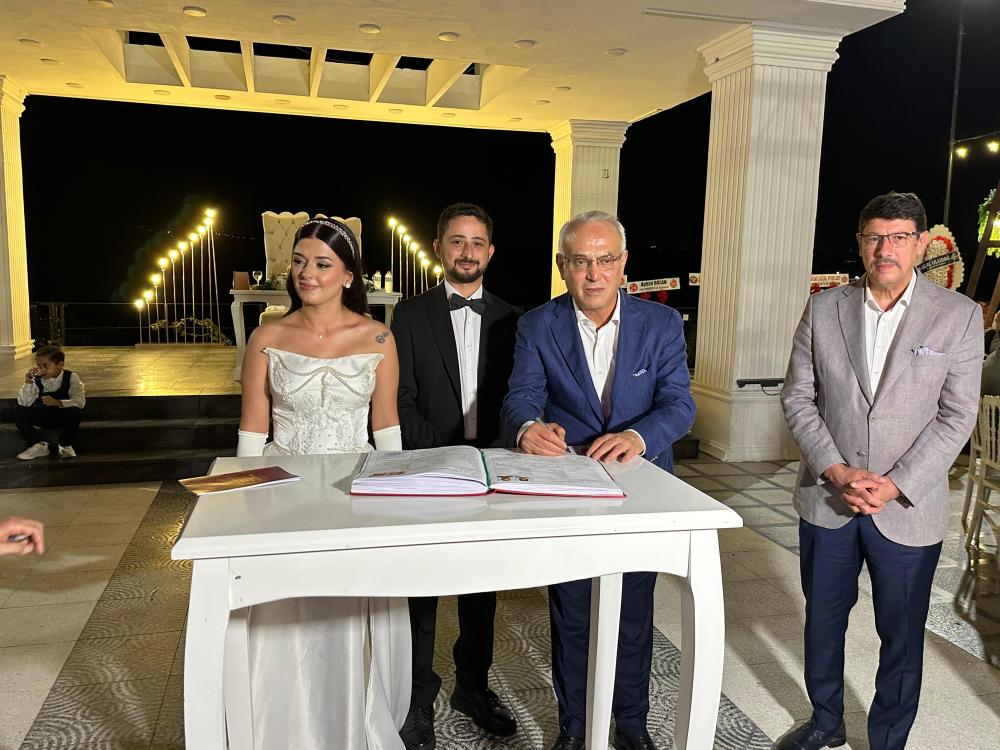 ADANA’DA GÖRKEMLİ DÜĞÜN: SİYASET VE İŞ DÜNYASI BİR ARADA