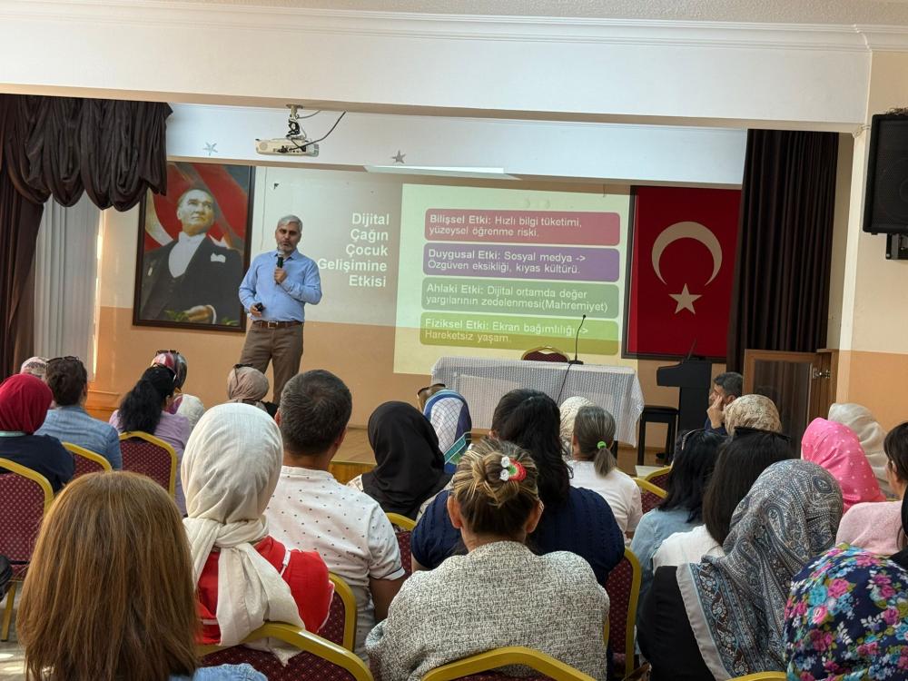 TOKİ KÖPRÜLÜ ORTAOKULUNDA DİJİTAL BAĞIMLILIK VE AİLE KONFERANSI