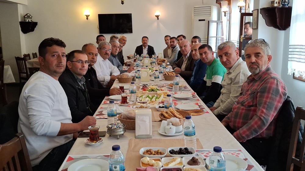 BELEDİYE BAŞKANI DR. ÖZER KASAP, KAHVALTIDA MUHTARLARIN SORUNLARINI DİNLİYOR: