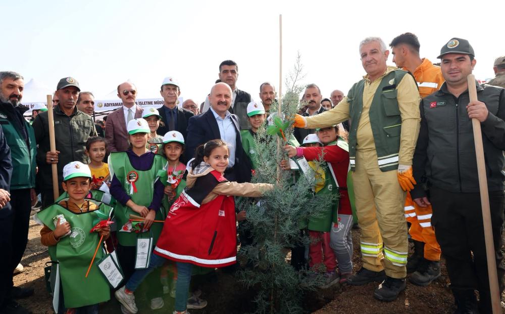 ADIYAMAN’DA “YEŞİL VATAN SEFERBERLİĞİ” KAPSAMINDA FİDANLAR TOPRAKLA BULUŞTU