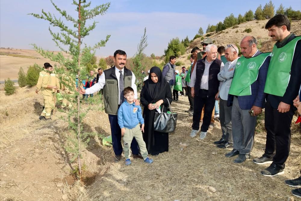 KÂHTA’DA 11 KASIM MİLLİ AĞAÇLANDIRMA GÜNÜ’NDE FİDANLAR TOPRAKLA BULUŞTU