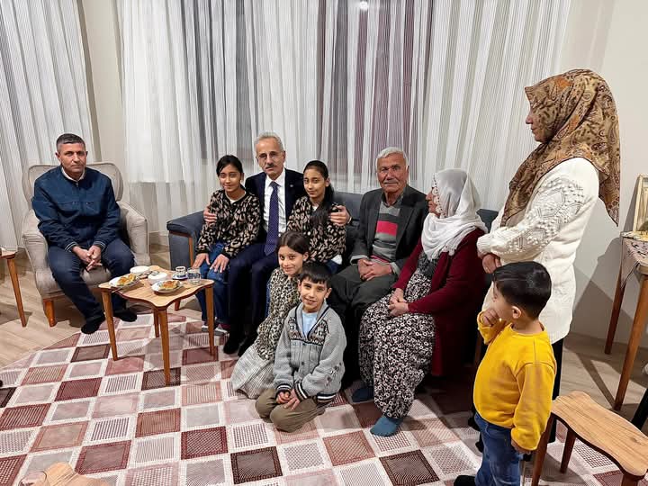 BAKAN URALOĞLU, ADIYAMAN’DA DEPREM KONUTUNU ZİYARET ETTİ